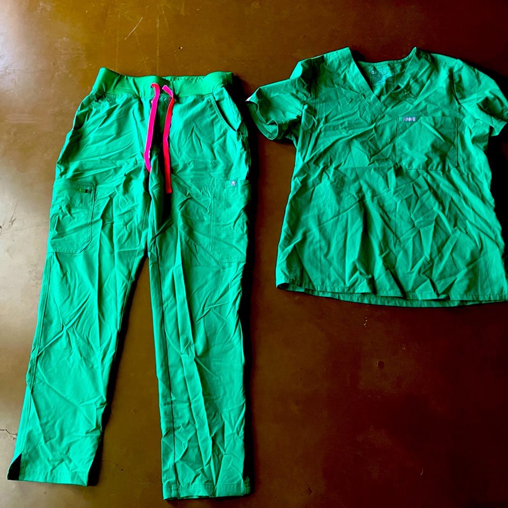 NWOT Limited Edition Green Figs Scrub Set